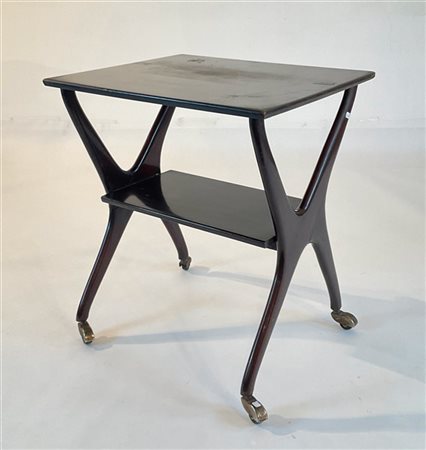 Carrellino a due ripiani. Italia, anni '50. Legno massello, bordato e impiallac