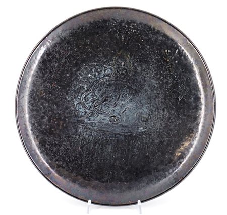 Piatto decorativo in terracotta smaltata in bruno e decorata nel centro con fig