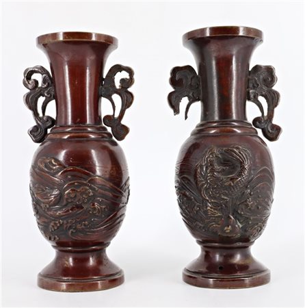 Coppia di vasi in bronzo decorati con onde e pesci
Giappone, secolo XIX
(h max