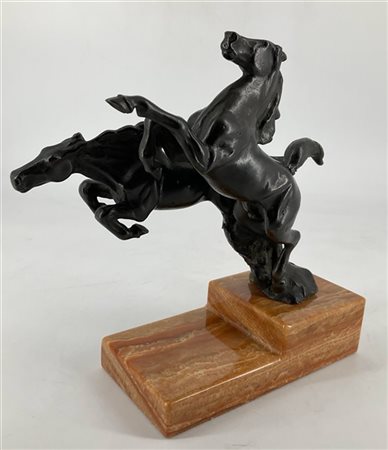 Ignoto, "Cavalli rampanti", scultura in fusione metallica su base in marmo (h s