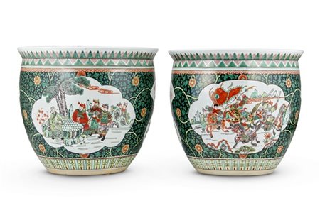 Coppia di cachepot in porcellana Famiglia Verde decorati con scene di battaglia