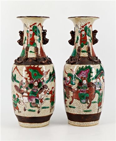 Coppia di vasi in porcellana di Nanchino
Cina, secolo XIX/XX. 
(h cm 30) (difet
