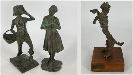 Lotto composto da tre sculture in bronzo di cui una recante firma indecifrata a