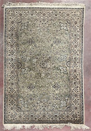 Tappeto Nain, Persia, secolo XX. Annodato in lana e seta. Decoro all over con m