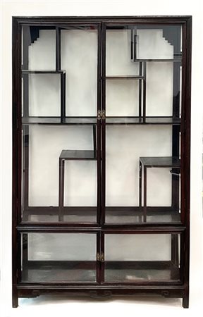 Etagère in legno con sportelli in vetro e luci interne
Cina, secolo XIX/XX 
(cm