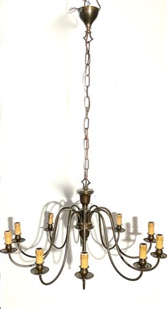 Lampadario in ottone a dieci luci. Italia, anni '50. (h cm 120 ca) (difetti)