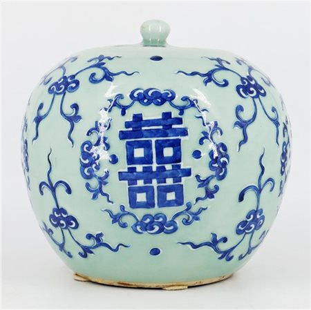 Potiche con coperchio in porcellana a fondo celadon con decori in blu
Cina, sec