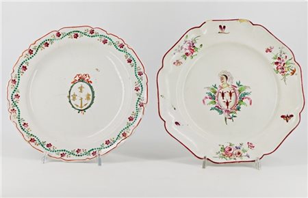 Manifatture francesi, secolo XVIII. Lotto composto da due piatti in maiolica de