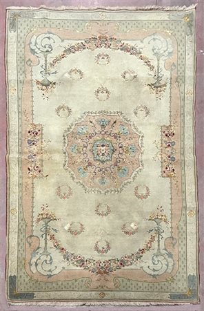 Tappeto Tabriz, Persia, secolo XX. Annodato in lana e seta. Decoro di ispirazio