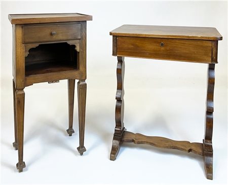 Lotto composto da un tavolino da lavoro con fronte ad un cassetto (cm 59x70x37,