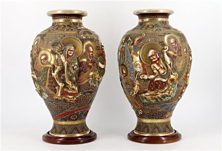 Coppia di vasi in porcellana Satsuma decorati con figure maschili a rilievo, po