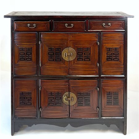 Piccolo mobiletto in legno con cassetti e sportelli e chiusure in metallo
Cina