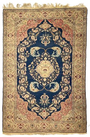 Tappeto Kaiseri, Anatolia, secolo XX. Decoro con medaglione fiorito su campo bl