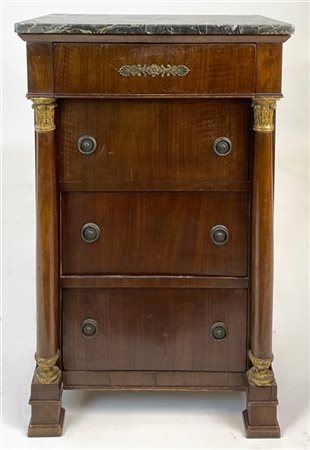 Comodino Impero impiallacciato in mogano con fronte a tre cassetti e piccola an