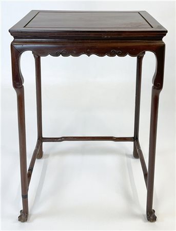 Tavolino in legno 
Cina, secolo XIX/XX
(cm 51x70x36)(lievi difetti)