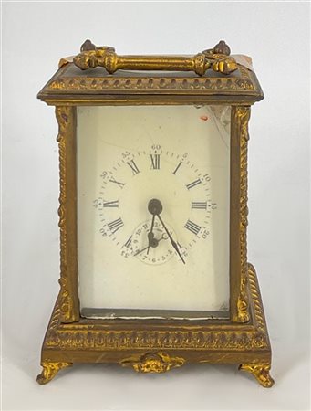 Officier in metallo dorato e vetri. Quadrante a numeri romani con sveglia (cm 1