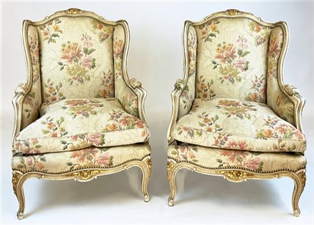 Coppia di poltrone a orecchioni in legno intagliato, laccato e dorato, rivestim