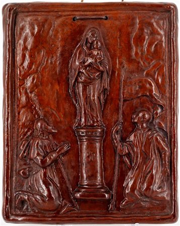 Manifattura del secolo XIX. Placca in terracotta smaltata con decoro a rilievo