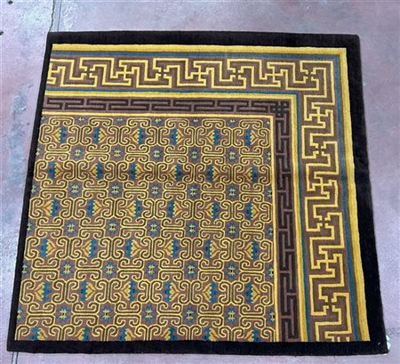 Tappeto Nepal, manifattura recente. Decoro con motivo tronco di cornice e campo