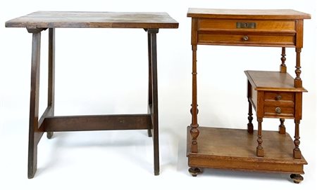 Lotto composto da due tavolini in legno, uno d'appoggio con piani e cassettini,