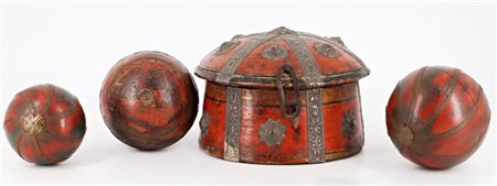 Arte indiana, secolo XIX. Scatola in legno intagliato, dipinto e laccato con pa