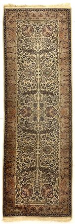 Tappeto passatoia Agra, India, secolo XX. Decoro floreale sparso su fondo bianc