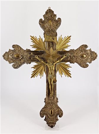 Arte del secolo XIX. Croce astile in metallo sbalzato, argentato e dorato su su