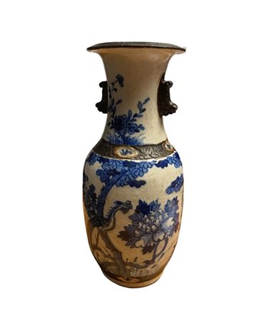 Vaso in porcellana bianca e blu decorato con motivi floreali e volatili 
Cina,