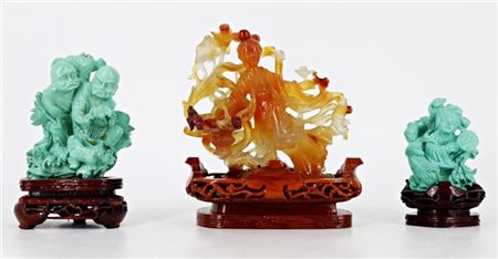 Lotto composto da tre statuine in pietra dura e pasta di turchese, poggianti su