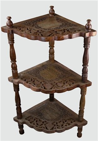 Etagère ad angolo a tre ripiani in legno intagliato a motivo floreale, traforat