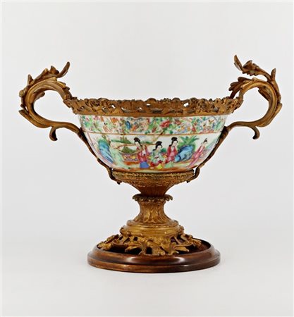 Centrotavola in porcellana decorata in policromia a figure (Canton) con montatu