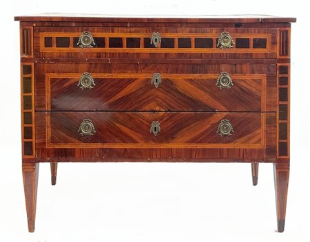 Cassettone lastronato in palissandro e filettato in legni vari, fronte a tre ca