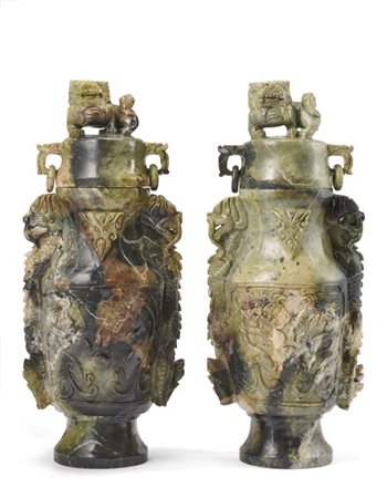 Lotto composto da due vasi in pietra saponaria con coperchi, decorati con dragh