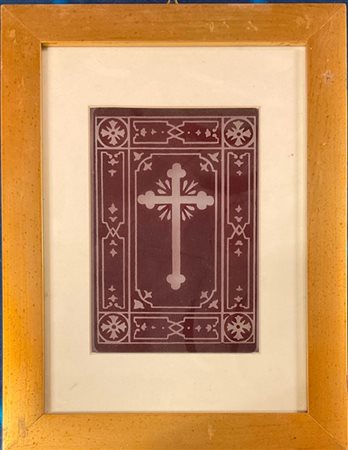 Piccola lastra in vetro rosso inciso e dipinto con Croce entro motivi stilizzat