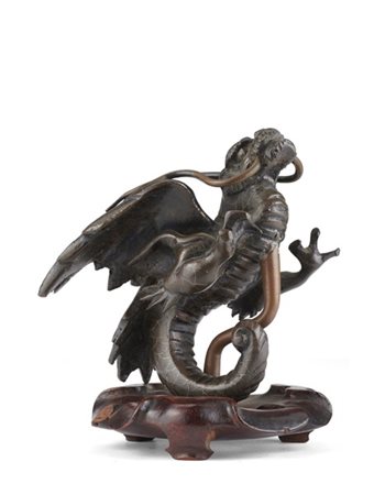 Drago in bronzo montato su base in legno intagliato 
Cina, secolo XIX/XX
(h cm