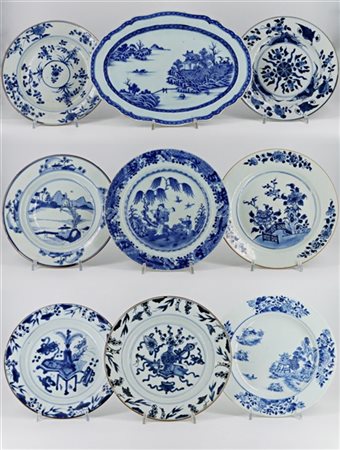 Lotto composto da otto piatti e un vassoio in porcellana bianca e blu con decor