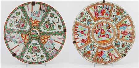 Due piatti in porcellana Canton decorati con motivi floreali e personaggi entro