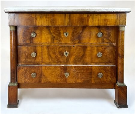 Cassettone Impero in noce e radica di noce con fronte a tre cassetti e un casse