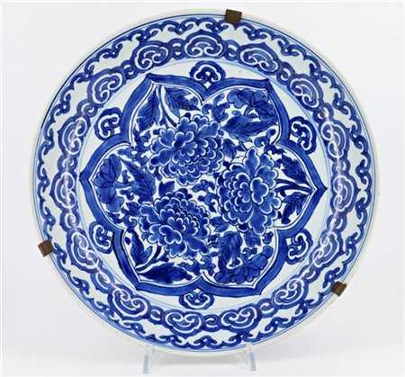 Grande piatto in porcellana bianca e blu decorato con motivi floreali 
Cina, se