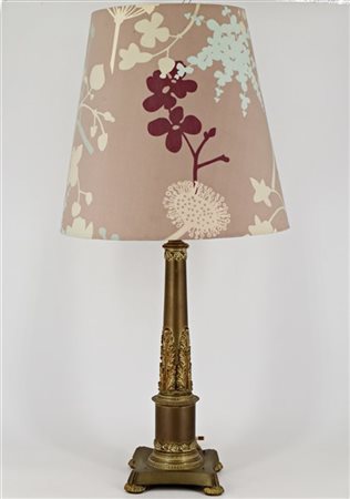 Candeliere in bronzo con fusto decorato a foglie e base quadrangolare, secolo X