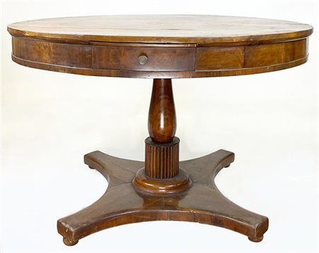 Tavolo da centro impiallacciato in noce con piano circolare e due cassetti nell