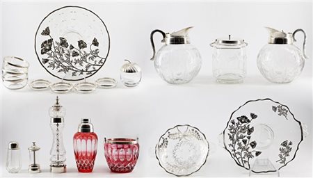 Lotto composto da numerosi oggetti in cristallo e vetro di diversa forma e uso.