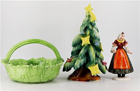 Manifatture differenti. Lotto composto da una figura femminile in abiti tradizi