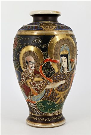 Vaso in porcellana Satsuma
Giappone, secolo XIX/XX
(h cm 22)(lievi difetti)