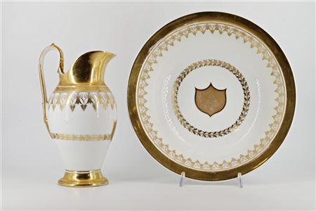 Manifattura del secolo XIX. Versatoio con bacile in porcellana decorata in oro