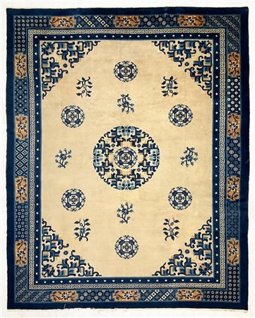 Tappeto Pekino, Cina. Secolo XX. Decoro con medaglione tondo decorato con motiv