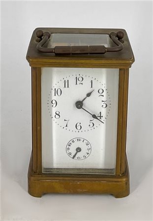 Officier in ottone e vetri. Quadrante a numeri arabi con sveglia (cm 8x6,5x12)