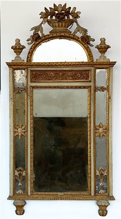 Specchiera in legno intagliato, laccato e dorato con lesene specchiate e cimasa