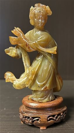 Figura femminile in pietra dura su base lignea
Cina, secolo XX
(h cm 11)(mancan