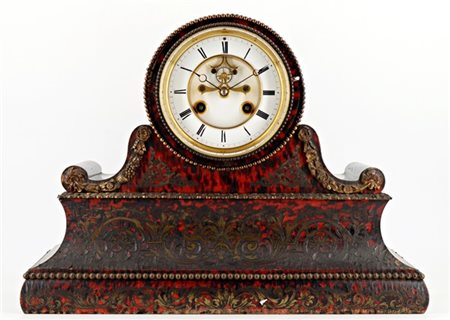 Orologio da tavolo con cassa di forma mossa lastronata in tartaruga, decorata c